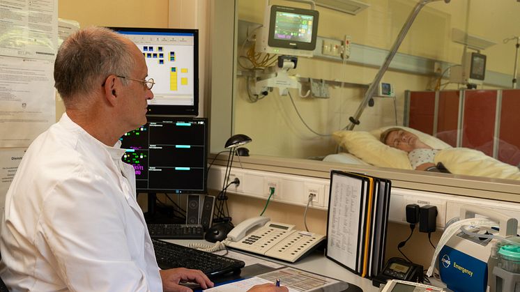 Chefarzt Dr. Bernd Schade im Überwachungsraum der Schlaganfall-Abteilung in der Hephata-Klinik.