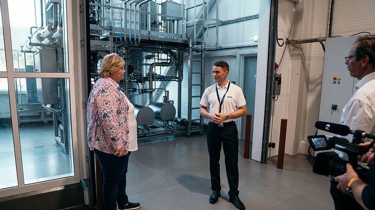 3-Erna Solberg i fabrikken sammen med produksjonsdirektør Snorre Angell.jpg