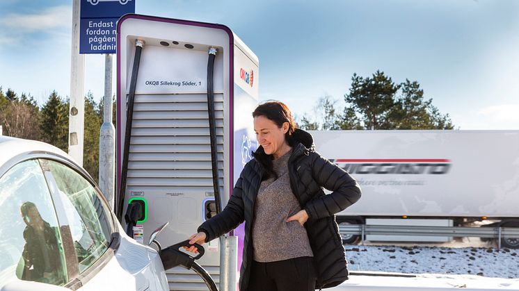 Jenny-Lo Markström laddar sin Tesla vid den nya supersnabbladdaren 