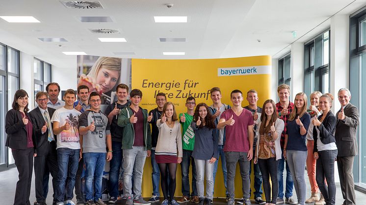 Mit Energie in den neuen Lebensabschnitt Bayernwerk bietet spannendes Arbeitsumfeld für 15 Auszubildende in Regensburg