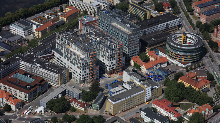 Hela vårdbyggnaden på sjukhusområdet i Malmö har nått sin fulla höjd och nu pågår det mesta arbetet inomhus. FOTO: Perry Nordeng