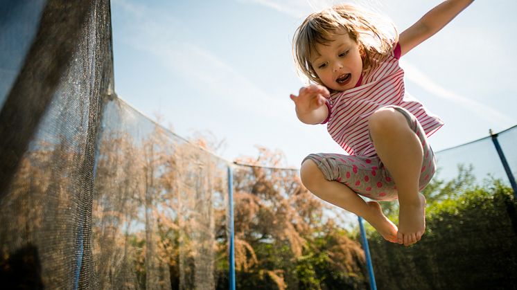 Auch Kinder haben aktuell "Home Office", denn gespielt werden darf aufgrund der Corona-Ansteckungsgefahr fast nur zu Hause. Auf der sicheren Seite sind alle Abenteurer, Kletterkünstler und Luftikusse mit dem privaten Kinderunfallschutz.