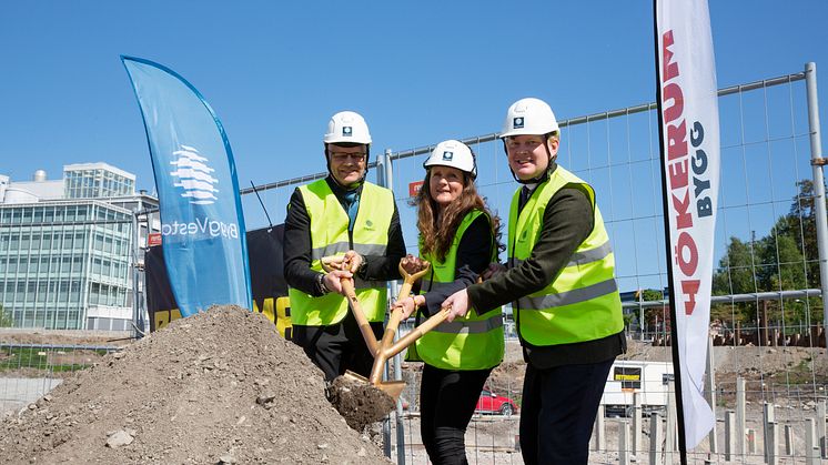 Från vänster: Marcus Svensson, VD ByggVesta Development, Karin Ahlzén, Projektchef, Fokus Skärholmen och Kista-Järva, Exploateringskontoret - Stockholms stad, Dennis Wedin, Bostads- och fastighetsborgarråd Stockholms stad Fotograf: Anneli Larsson