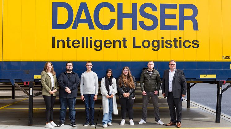 Die neuen Auszubildenden im Dachser Logistikzentrum Kassel (v. l. n. r.) mit HR Manager Simone Wedeking (links) und Niederlassungsleiter Mathias Oetter (rechts): Jan-Hendrik Schott, Christian Richter, Ayah Ghattas, Melanie Reich, Justin Konstanz