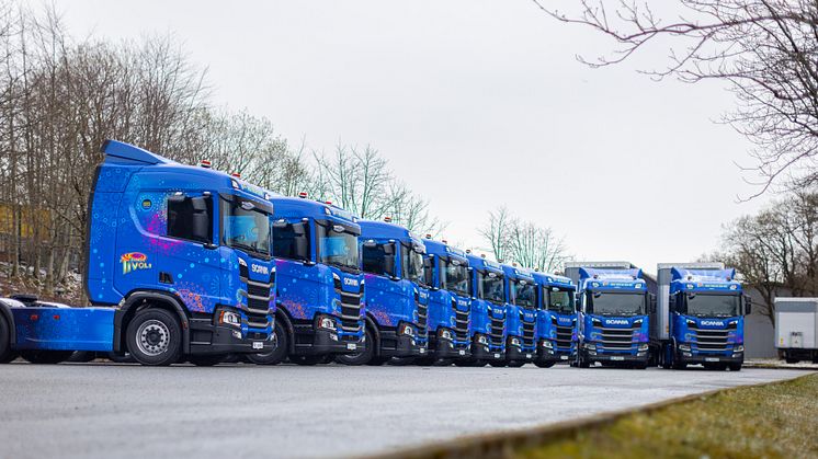 REKKE: Til sammen 15 nye Scaniaer skal frakte Lunds Tivoli fra sted til sted i Norge. Det er første gang de har kjøpt helt nye lastebiler.