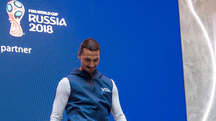 Zlatan Ibrahimović zeigt sein Können in der Visa Everywhere Lounge bei seiner Ankunft bei der FIFA Fussball-Weltmeisterschaft 2018 Russland™.
