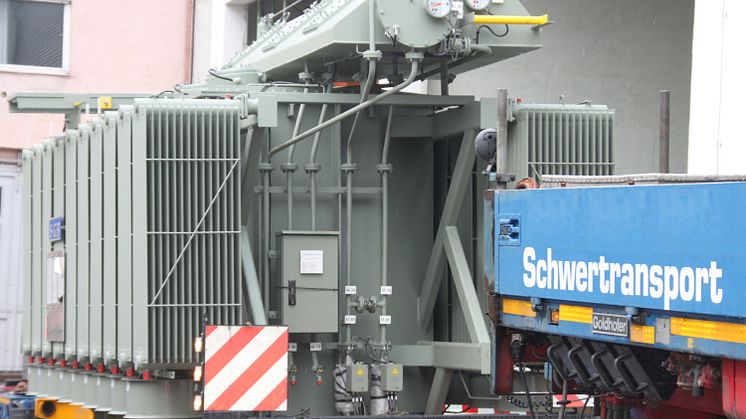 Zwei neue Transformatoren für Umspannwerk in Altdorf angeliefert.