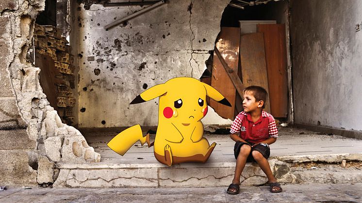 Moustafa Janos bild på ett barn i ett krigshärjat hus med en gråtande Pikachu bredvid sig. 
