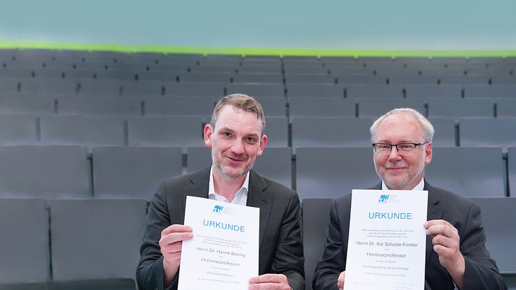 Bildinhalt: Prof. Dr. Henrik Biering und Prof. Dr. Kai Schulze-Forster bei ihrer Ernennung zum Honorarprofessor (Foto: Christine Krüger)