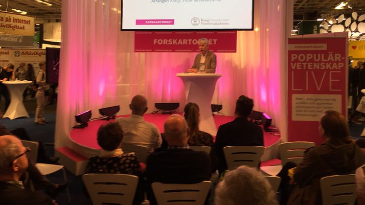 Vitterhetsakademien har flera egna programpunkter på Forskartorget. I korta föredrag presenterar några aktuella författare sina nyutkomna böcker.