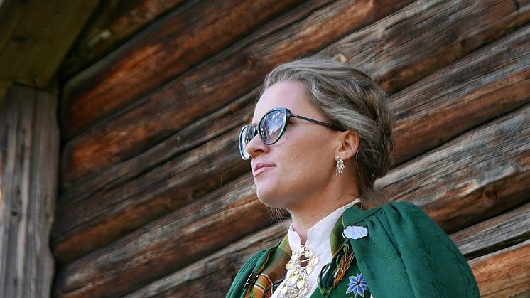 Stine Westlund i Specsavers, styler sin Nordlandsbunad med en diskré brille fra Tiger of Sweden i en grønntone som kler bunaden. Foto Christer Folke Westlund.