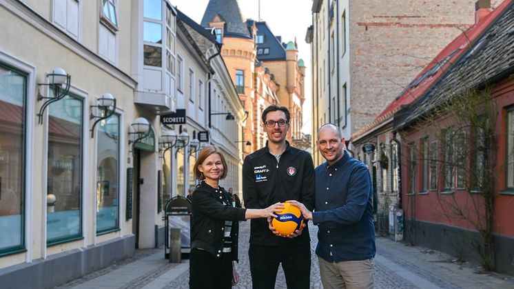 – Vi är så stolta att kunna erbjuda volleybollpubliken en stor internationell landslagsturnering, säger Boel Starbrant, Visit Lund, här tillsammans med Stefan Sjöström, Lunds VK, och Simon Dahl, Svensk Volleyboll.