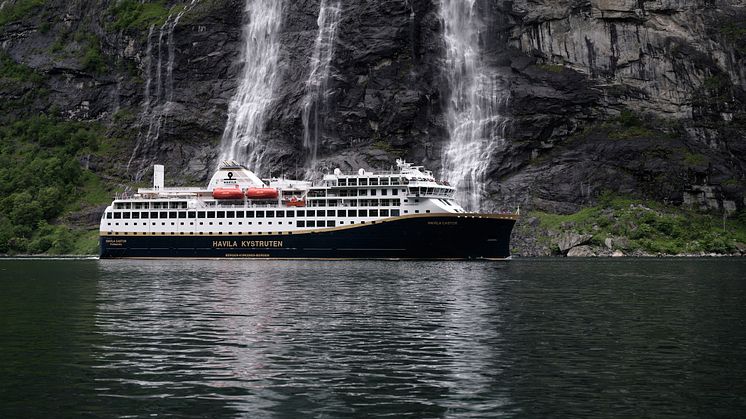 2. juni 2022: Havila Castor seiler inn verdensarven i Geirangerfjorden, utslippsfritt og lydløst, som verdens første cruiseskip. 