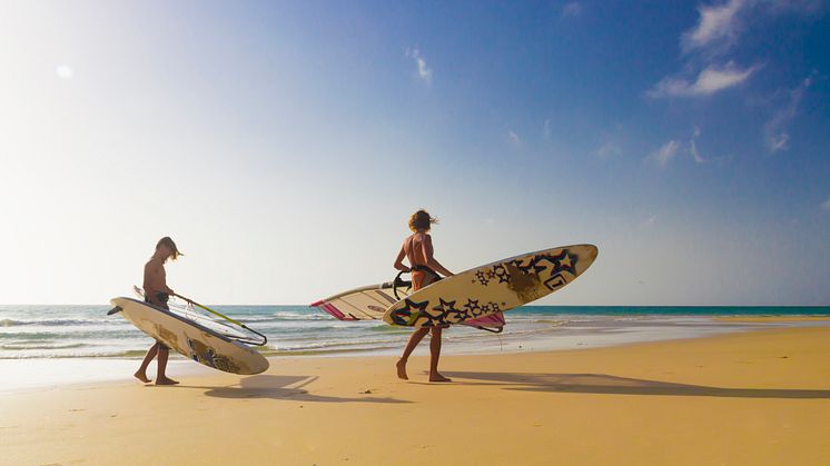 Kanarieöarna bjuder på både fartfylld surfing och lugnare yoga. Foto: The Canary Islands Tourism.