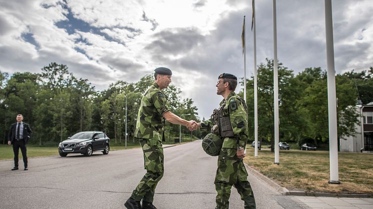 Överbefälhavare Micael Bydén besöker Livgardet under övningen och tas emot av chefen för Militärregion Mitt Thomas Karlsson.