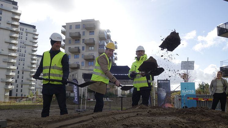 Henrik Lindén, vd Sundprojekt, Kristian Jansson, regionchef Serneke, och Johan Hultman, regionchef och projektutvecklare i Slättö Förvaltning, tog det första spadtaget på Ringstorpshöjden i Helsingborg. Bild: Kim Hall