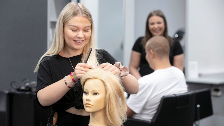 Hantverksprogrammet med inriktning frisör, barberare, hår och makeupstylist tar inte in några nya elever i höst