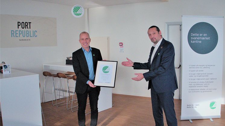Martin Fabiansen, direktør i Miljømærkning Danmark, giver certifikatet til Søren Kanne, divisionsdirektør, FOOD by Coor, Coor