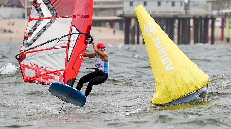 Mina Mobekk kom til semifinalen i VM i Haag og gikk akkurat glipp av en medalje. Men 4. plassen sikret nasjonsplass i seilbrettklassen i OL i 2024. FOTO: Sailing Energy