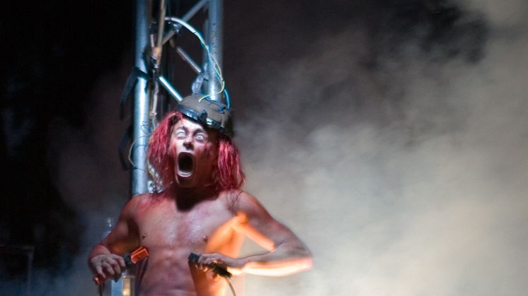 "Gasoline-drenched punk circus" på Fringe Festival