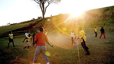 Stadium delar ut 10 000 par fotbollsskor i Sydafrika