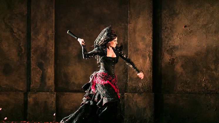 Katarina Giotas i titelrollen som Carmen. Foto: Mats Bäcker