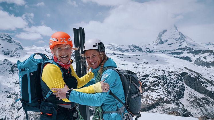 Beatrice und Suzanne, Riffelhorn Gipfel mit Matterhorn im Hintergrund (3), Zermatt, Wallis ©Schweiz Tourismus : Florence Gross
