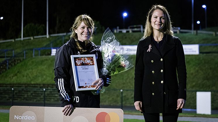 Vivi Darla tar emot pris som årets eldsjäl av Nicole Forslund (L) ordförande i idrott- och fritidsnämnden. Foto: Thomas Hultgren