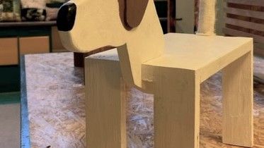 Glad-hund-pall av återbrukat material - elevutställning från Bagarmossens skola