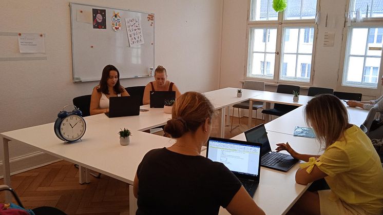 Arbeiten mit Laptops, gespendet von der Aroundtown Foundation; Bildrechte: JOBLINGE e.V.