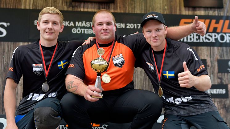En mycket nöjd och glad prispall i Nordiska juniormästerskapen i Timbersports. Från vänster: Emil Hansson, Jan Kamir, och Emil Svensson.