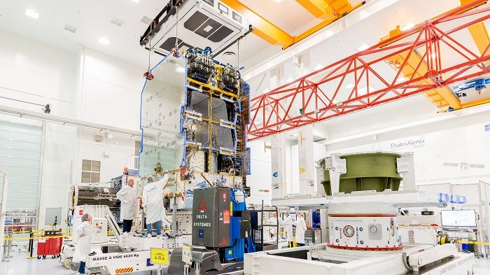 Assemblage réussi de la charge utile du satellite KONNECT d’Eutelsat à sa plateforme entièrement électrique