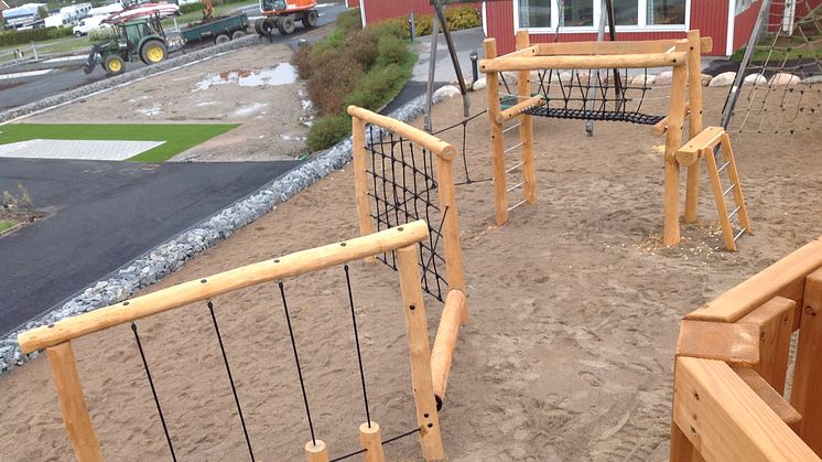 Woodwork AB har byggt en ny lekplats med hinderbana och en fyr på Daftö Resort