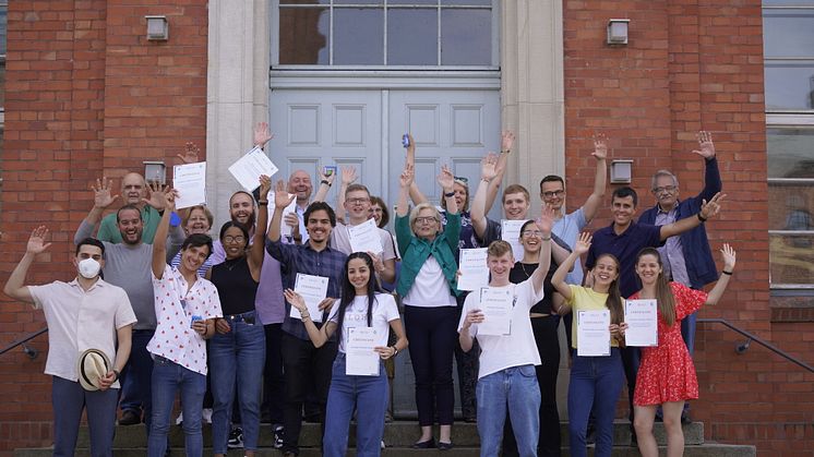 Glückliche Gesichter bei den kubanischen und deutschen Studierenden sowei den Organisator/-innen und dem Lehrpersonal der TU Havanna und der TH Wildau bei der Zertifikatsübergabe der deutsch-kubanischen Winter-/Summer-School 2022. Bild:TH Wildau