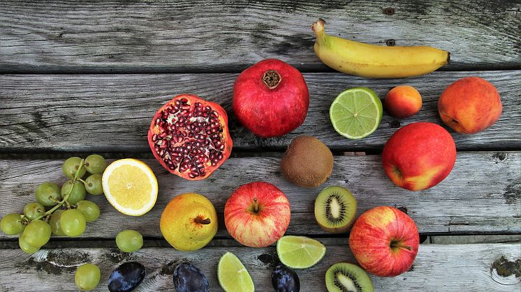 colourful-fruit-wooden-table