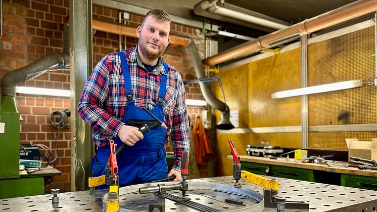 Hat mit seiner Ausbildung zum Konstruktionsmechaniker deutlich vielfältigere Chancen auf dem freien Arbeitsmarkt: Philipp Martin.  (Fotos: Linett Pfeiffer)