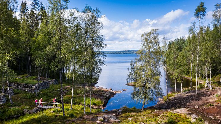 Med start 6 juli erbjuder Sagolika Sunne unika vandringsberättelser i samverkan med Västanå teater i den värmländska finnskogen.