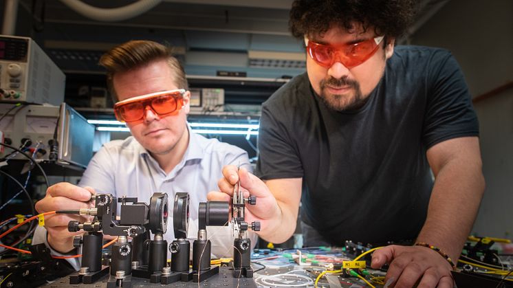 Doktoranderna Joakim Argillander och Alvaro Alarcón har varit med och utvecklat en ny typ av slumpgenerator. Foto: Magnus Johansson