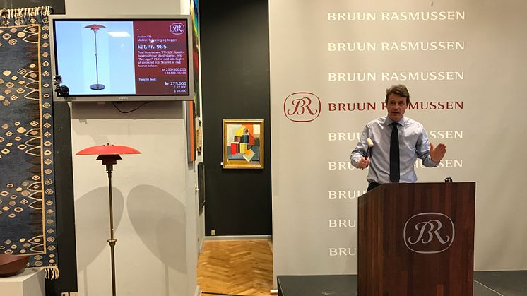 Frederik Bruun Rasmussen sælger PH's første standerlampe