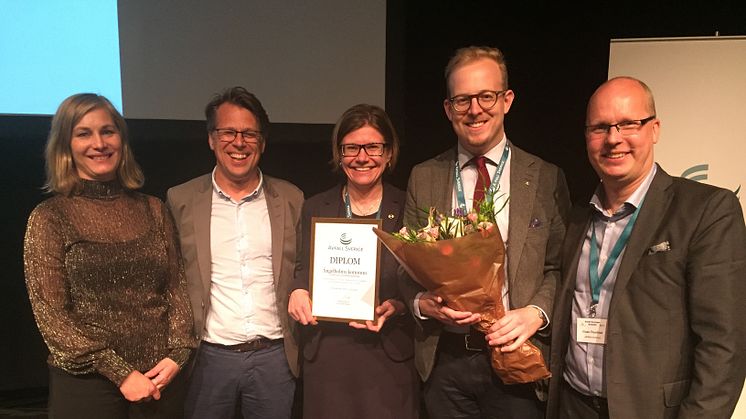 Glada miner från utdelningen av priset Årets avfallskommun, där representanter från NSR och Ängelholms kommun deltog. Foto Josefin Berglund, Avfall Sverige.