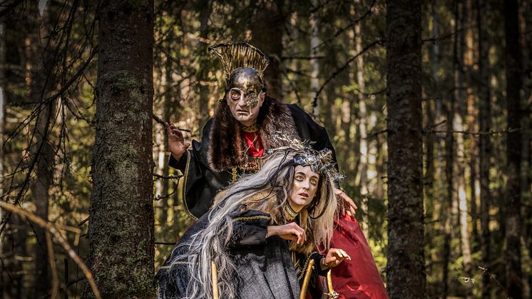 Hanna Kulle som Völvan och Paul-Ottar Haga som Oden i Eddan av Västanå Teater. Foto: Håkan Larsson