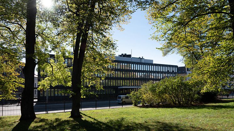 I den tidligere amerikanske ambassaden brukes en spennende ventilasjonsløsning ved ombygging. Byggherre Fredensborg Norge AS, byggherrerådgiver Fokus Rådgivning AS, arkitekt Atelier Oslo/Lund Hagem. Miljø: Link Arkitektur Foto: Lund Hagem arkitekter