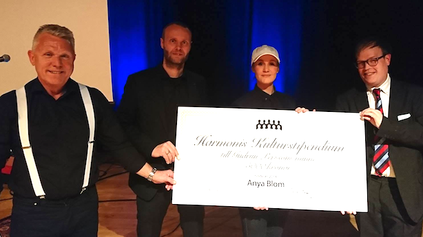 Körens ordförande Roland Hellsing,   körens dirigent Rickard Larsson och jurymedlemmen Stefan Jansson delade ut kulturpriset till Anya Blom på körens sponsopsevent i fredags.