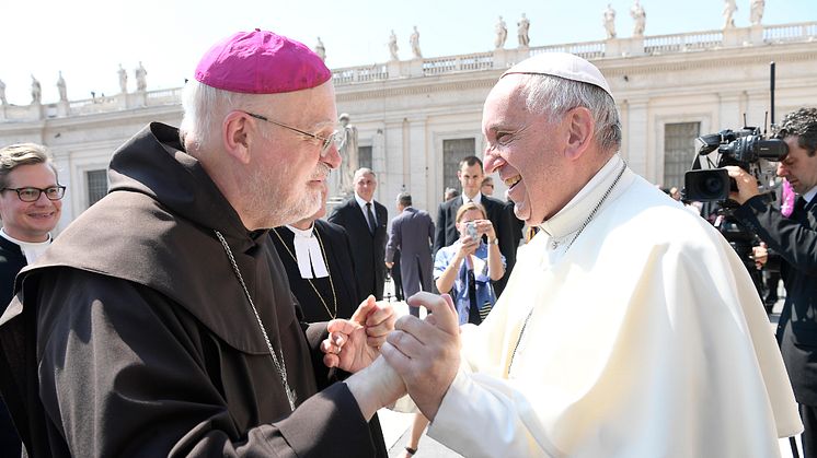 Påve Franciskus och biskop Anders Arborelius hälsar