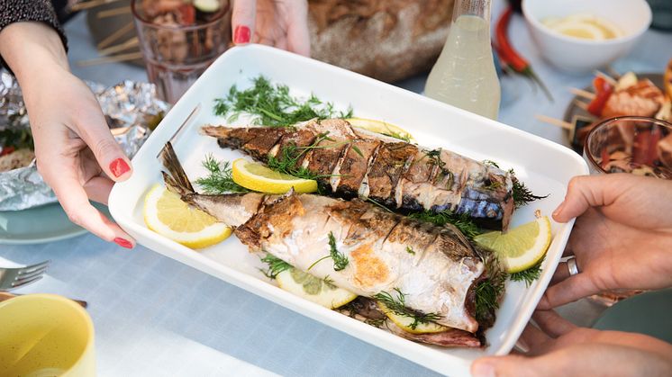 Makrell smaker nydelig etter noen minutter på grillen. Foto: Studio Dreyer Hensley