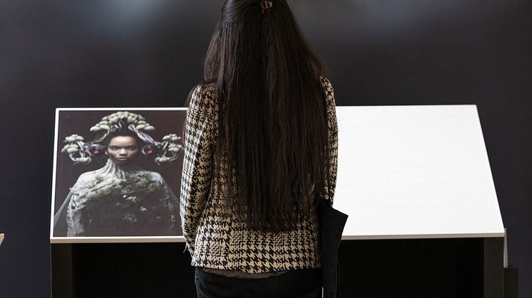Fra utstillingen vist på på Somerset House i London i april. Bildet heter "Imagine the future is watching uou og er AI generert av motefotogfaren Heidi Rondak.