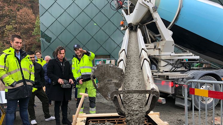 Ingjutning av tidskapsel markerade starten på bygget