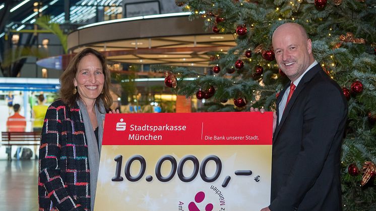 Christine Bronner von der Stiftung Ambulantes Kinderhospiz München erhielt unter dem Weihnachtsbaum von Ralf Fleischer, Vorstandsvorsitzender der Stadtsparkasse München, eine Spende in Höhe von 10.000 Euro.