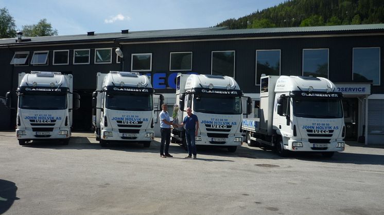 Fire Iveco Eurocargo levert til John Holvik AS i 2014. Legg merke til at alle har det største førerhuset, selv om montørene aldri overnatter i bilene.