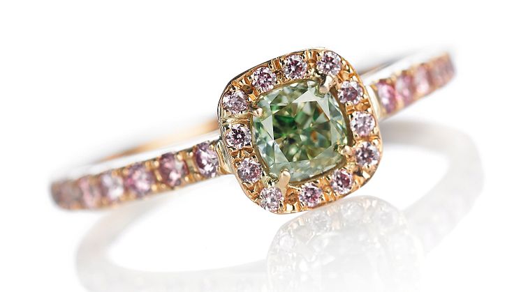 Denne sjældne grønne og pink diamantring af 18 kt. pink guld kommer på Traditionel Auktion den 27. februar. Hør historien den 31. januar i Bredgade.